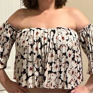 Floral, pleated crop puff sleeve top